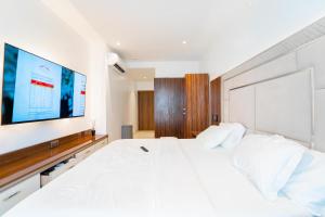 Rúm í herbergi á OCEANVIEW 2Bedroom SMARTHOME WITH POOL