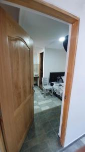 una puerta abierta a una sala de estar con mesa en Pequeño apartaestudio, en Medellín