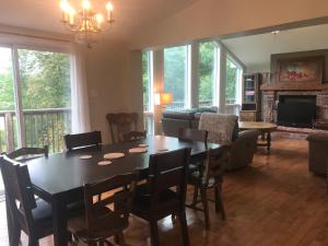 - un salon avec une table à manger et un canapé dans l'établissement Perfect 3 bedroom waterfront muskoka cottage, à Parry Sound