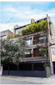 un edificio con plantas a su lado en Confortable apartamento con la perfecta ubicación!, en Bogotá