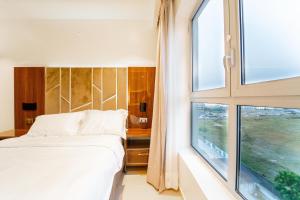 Rúm í herbergi á OCEANVIEW 2Bedroom SMARTHOME WITH POOL
