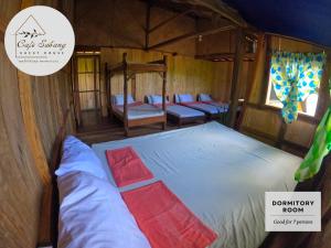 ein Schlafzimmer mit einem großen Bett in einem Zimmer in der Unterkunft Cafe Sabang Guest House in Sabang