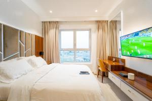 Rúm í herbergi á OCEANVIEW 2Bedroom SMARTHOME WITH POOL
