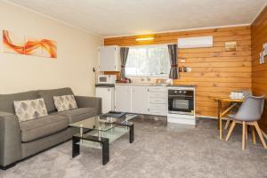 Kuchyň nebo kuchyňský kout v ubytování Tudor Park Motel Spacious with kitchens 1 minute walk to restaurant and shopping centre and Gisborne Hospital