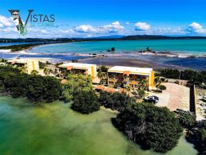 una vista aerea di un resort sulla spiaggia di Ocean View, Playas del Caribe a Cabo Rojo