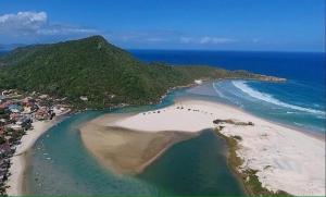 an aerial view of a beach with people on it at Recanto das Amendoeiras in Guarda do Embaú