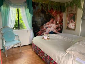 Paterson Artist Cabin Sculpture Garden tesisinde bir odada yatak veya yataklar