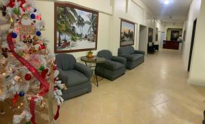 una sala de estar con un árbol de Navidad y sofás en SKY INN en Caye Caulker
