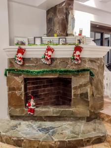una chimenea con adornos navideños encima en El Castillo Bed and Breakfast en Angono