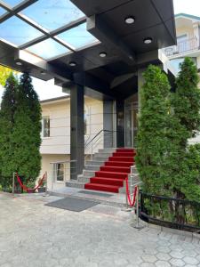 un bâtiment avec des escaliers rouges en face d'un bâtiment dans l'établissement Hotel Andalus, à Skopje