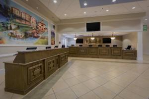 een grote wachtkamer met een kapsalon bij Holiday Inn Club Vacations At Orange Lake Resort, an IHG Hotel in Orlando