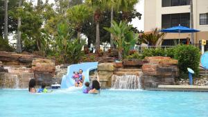 un grupo de niños jugando en un tobogán de agua en un complejo en Holiday Inn Club Vacations At Orange Lake Resort, an IHG Hotel, en Orlando