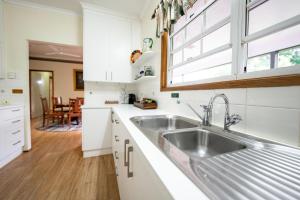 Kuchyň nebo kuchyňský kout v ubytování Birds 'n' Bloom Cottages + 84 fotografií