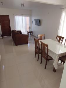 salon ze stołem, krzesłami i kanapą w obiekcie DepartoCasa2 Premium w mieście Arica