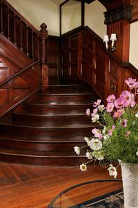 un grupo de escaleras con un jarrón de flores en Morgan State House Inn en Albany