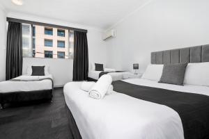 een hotelkamer met 2 bedden en een raam bij The Robert Towns in Townsville