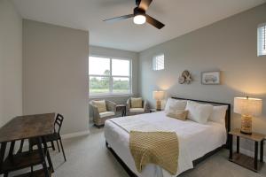 1 dormitorio con 1 cama, mesa y sillas en Gone Coastal Oyhut Bay Seaside Village, en Ocean Shores
