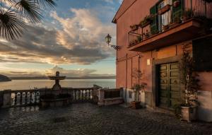 una strada con una fontana di fronte a un edificio di Domus Angularia a Anguillara Sabazia