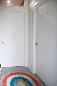 um corredor com duas portas e um tapete no chão em Oceans 15 em Whitianga