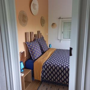 um quarto com uma cama com almofadas azuis em Lauraym2 em Baie-Mahault