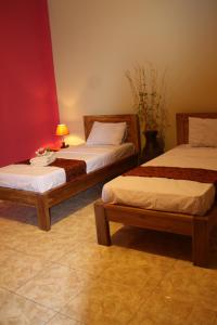 Un pat sau paturi într-o cameră la Ada Waktu Homestay