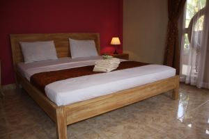 Un pat sau paturi într-o cameră la Ada Waktu Homestay
