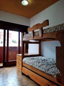 1 dormitorio con 2 literas y escritorio en Hernandez vista al mar en San Bernardo
