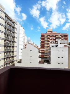 un balcón con vistas a 2 edificios altos en Hernandez vista al mar en San Bernardo