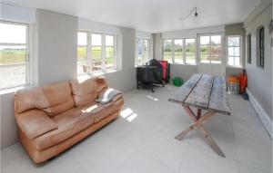 uma sala de estar com um sofá castanho e uma mesa em Awesome Home In Sams With Kitchen em Ballen