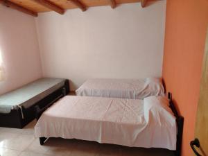 1 dormitorio con 2 camas y ventana en la martina en Villa Giardino