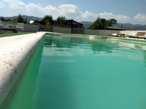 una gran piscina de agua turquesa en la martina en Villa Giardino