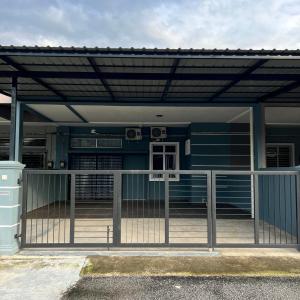 un edificio azul con una puerta delante en Homestay Ayer Keroh Tasik Utama en Ayer Keroh