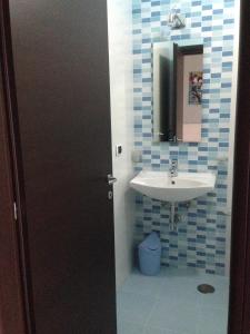 a bathroom with a sink and a mirror at B&B 21-12 in Saviano
