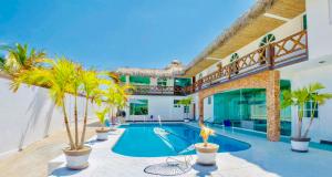 Villa con piscina y palmeras en Hotel Boutique Punta Jamaica en Acapulco