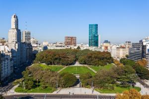 un parc au milieu d'une ville avec de grands bâtiments dans l'établissement Habitación con baño privado Un piso por escalera, à Buenos Aires