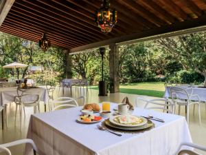 Hotel Amate del Rio في مالينالكو: طاولة بيضاء عليها طعام