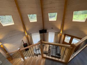 una vista aérea de una habitación en una cabaña con ventanas en Domos Futronhue en Futrono