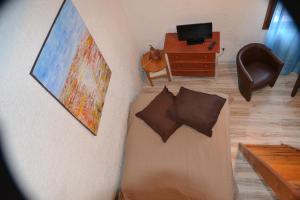 Habitación con cama con almohadas y escritorio. en Studios La Gemme, en Dax