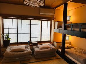 a room with two bunk beds and a window at 熱海天海ヴィラ/ Atami Tenkai Villa in Atami