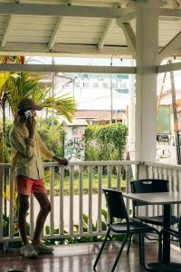 Un homme parlant sur un téléphone portable sur une terrasse couverte dans l'établissement Gran Hotel Bahia, à Bocas del Toro