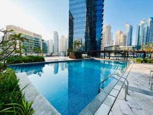 Bazén v ubytování Vacay Lettings - Silverene - Next to Marina Mall with Amazing Marina View nebo v jeho okolí