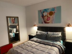 1 dormitorio con cama y espejo grande en Beautiful Apartment in Las Cañitas Buenos Aires en Buenos Aires