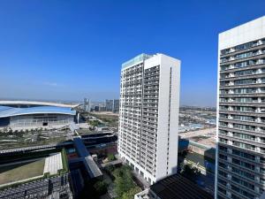 uma vista aérea de um edifício branco alto em Kezan Condo Hotel em Shenzhen