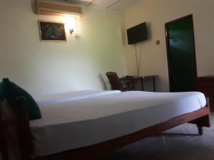 Rúm í herbergi á Hansika Guest Inn