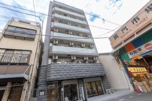ein Gebäude mit einer Steintreppe in einer Stadt in der Unterkunft Kuromon Royal Niponbashi in Osaka