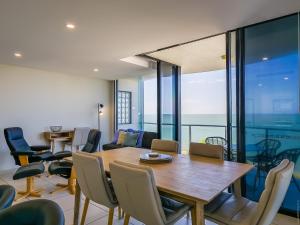 Un comedor con mesa y sillas en Pier View Serenity, en Urangan