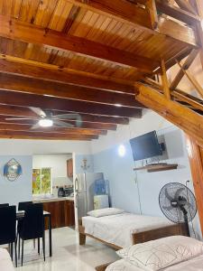 ein Wohnzimmer mit 2 Betten und eine Küche in der Unterkunft Cabaña Diana in San Andrés