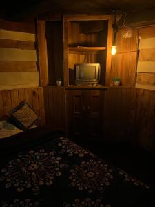 馬拉里的住宿－Time Trael，一个小房间,配有电视和一张床
