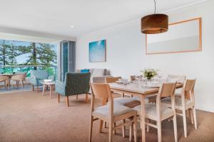 a dining room with a table and chairs at Mantra The Observatory in Port Macquarie