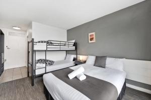 Postel nebo postele na pokoji v ubytování Scamander Beach Resort
